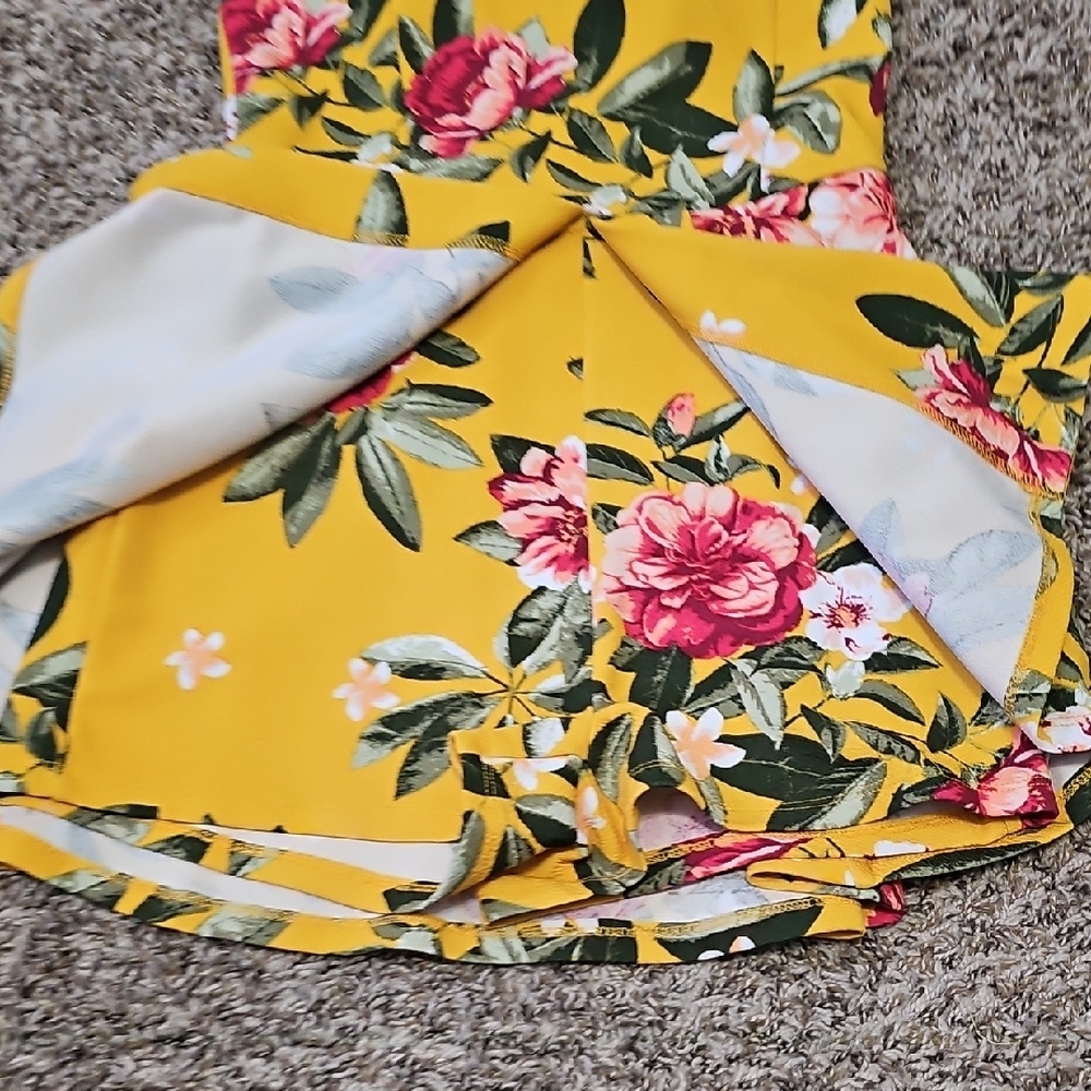 NWOT Floral Yellow Romper - Picture 4 of 6
